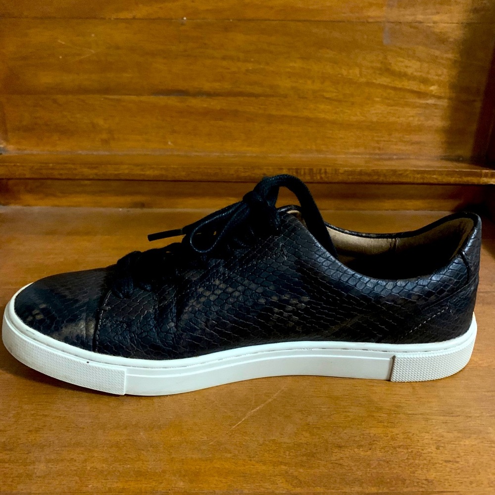 Frye - Picture 3 of 5
